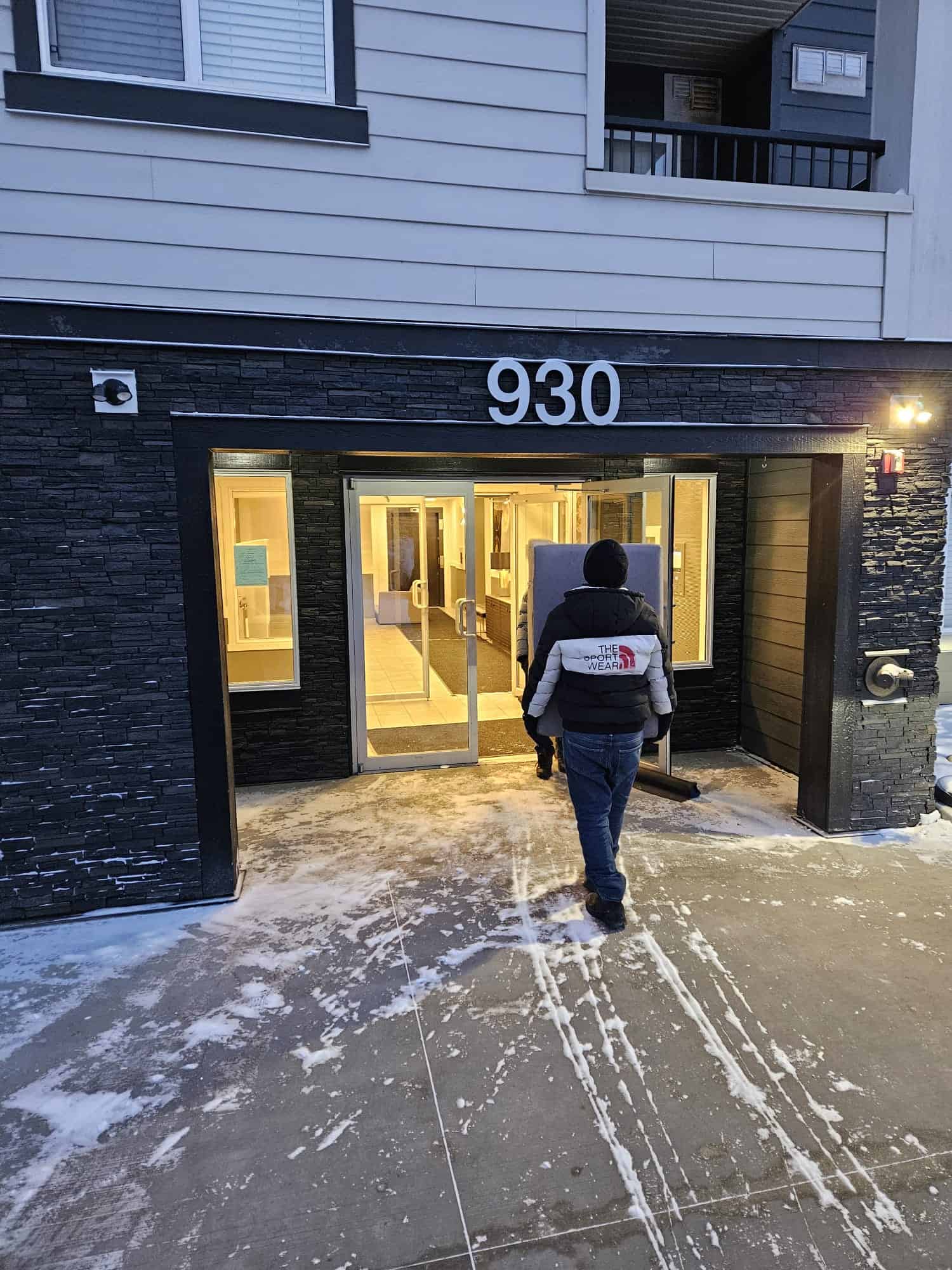 Moving company handling a Cardston relocation